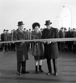 Jean Lesage en compagnie de Claire Kirkland-Casgrain lors de l'inauguration d'un tronçon de l'autoroute Transcanadienne, 1964