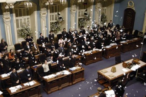 Le Salon Bleu, lors d'une simulation par un «parlement jeunesse» de l'émission des brefs électoraux lors de la dissolution de la législature à l'Assemblée nationale du Québec