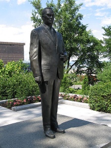 Statue de Jean Lesage (1912-1980) devant l'Hôtel du Parlement à Québec