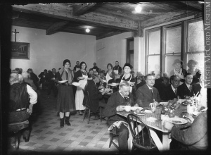 Soupe populaire dans le sous-sol d'une église de Montréal, vers 1930