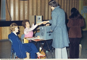 Citoyens exerçant leur droit de vote, novembre 1974
