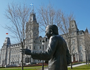 Statue de Robert Bourrassa, premier ministre (1970-1976 puis 1985-1994), devant le Parlement de Québec