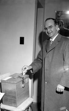 Armand Turpin déposant son vote dans une boîte de scrutin, 1959
