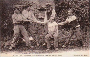 Un rebouteux remettant un bras démis, Bretagne, début XXe siècle