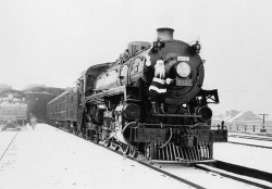 Manifestation évidente de la modernité : le père Noël arrivant à Windsor, porté par la locomotive no 2321 du Canadian Pacific Railway. © Bibliothèque et Archives Canada.