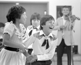 Danseurs, Centre d’amitié, Dauphin, Manitoba.   Photo: Bill Henry