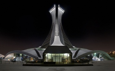 Le Stade olympique de Montréal vu de l'arrière, la nuit, 2007