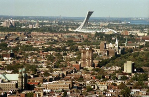 Vue panoramique du Stade olympique de Montréal réalisée sur le mont Royal, 1987