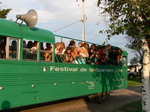 Autobus du festival de la gourgane d'Albanel, juillet 2006