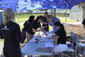 Quelques bénévoles s'affairant pendant la 31e finale des Jeux de l'Acadie à St-Jean (N.-B.), 2010