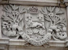 Armoiries de la province de Québec, gravées sur le fronton de l