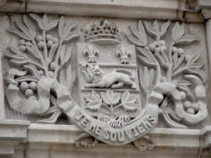 Armoiries de la province de Québec, gravées sur le fronton de l'Assemblée nationale à Québec