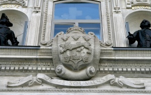 Armoiries de la province de Québec, gravées sur le fronton de l'Assemblée nationale à Québec