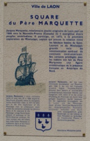 Plaque trilingue posée à proximité du monument Marquette de Laon en 2004. E. Thierry.