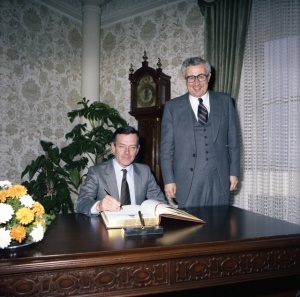 Signature du livre d'or à l'Hôtel de Ville de Québec par le Consul de la France, 1979