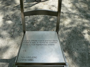 Art public à Québec : chaise de métal proposant une strophe de Félix Leclerc