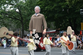 «Géant» de Félix Leclerc lors de la parade de la Saint-Jean-Baptiste, Montréal, juin 2010