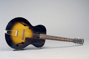 Félix Leclerc’s first guitar, conserved today at the Vaudreuil-Soulanges Regional Museum 