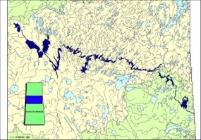 La sinueuse avenue d’eau des Voyageurs s’étendant de la rivière La Pente à droite au lac la Loche à gauche. C. J. Léonard, 2007.