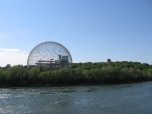 Le globe géodésique de Buckminster qui constituait le Pavillon des États-Unis.