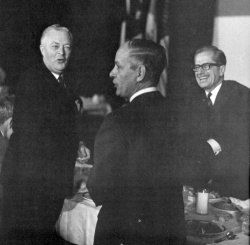 Jean Lesage, René Lévesque et Daniel Johnson, lors de l'inauguration du barrage Manic 5, quelques heures avant la mort de Daniel Johnson.