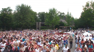 Foule de pèlerins au sanctuaire du Cap-de-la-Madeleine, 2010 