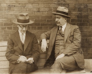 Jean Charbonneau, écrivain, traducteur et membre fondateur de l’École littéraire de Montréal, donnant une entrevue à son ami Paul de Martigny, vers 1930