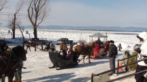 Parade des berlots juste avant la criée des âmes, L'Islet-sur-Mer, février 2011