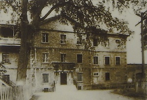 Close up of interpretive plaque shows the façade of Trois-Rivières Old Prison, circa 1940 