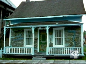 Arthur Villeneuve’s home in its original location in Chicoutimi, in 1964. Still frame taken from a documentary on the artist produced by the NFB.