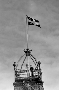 Le drapeau de la province de Québec flottant sur le Parlement, Québec, 1948