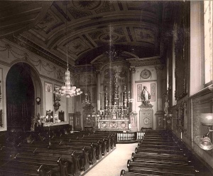 Intérieur de l'église Notre-Dame-des-Victoires, vers 1900
