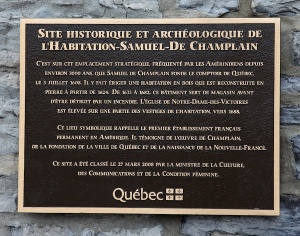 Plaque commémorative signalant le site historique et archéologique de l'Habitation-Samuel-de-Champlain, à Place-Royale