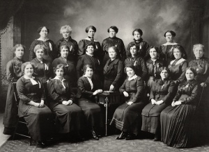Les gardiennes de l'école Guigues d'Ottawa en 1916.