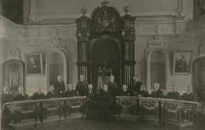 Portraits des membres de la Conférence internationale à Québec, 1898. Henri Bourassa est debout, le premier à droite.