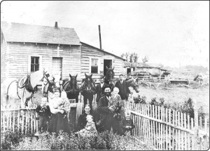 Family homestead of Gustave (Auguste) Ragot and Stéphanie Fradin in Notre-Dame de Lourdes, circa 1905.