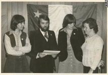 Fondation du Parti acadien, 1971. De gauche à droite : Louise Blanchard, Jean-Pierre Lanteigne, Hélène Castonguay et Lucie Losier, responsables de la campagne de financement du Parti.