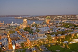 Le Vieux-Québec intra-muros dominant le fleuve Saint-Laurent, un ensemble urbain homogène intégrant une grande diversité dusages et de styles architecturaux.