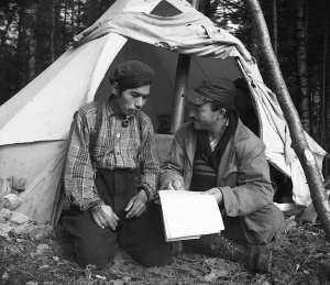 Joseph Benoît et Paul Provencher consultant une carte géographique de terrain de chasse, vers 1943