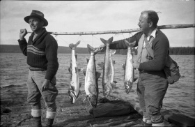Félix Poitras et Paul Provencher portant leurs prises, des touladis du lac Hollinger, 1943. 