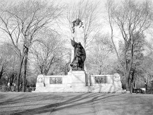Alfred Laliberté, Monument commémoratif de Dollard des Ormeaux au parc La Fontaine, Montréal. © BAnQ.
