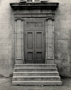 Vue rapprochée de la porte centrale du vieux séminaire des Sulpiciens de Montréal, vers 1925