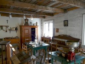 Salle dexposition du Musée de Saint-Boniface illustrant un intérieur domestique du XIXe siècle