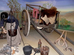 Une exposition du Musée de Saint-Boniface, de type «tableau vivant», porte sur la vie des Métis qui parcouraient les Plaines avec leur charrette de la rivière Rouge pour faire le commerce  