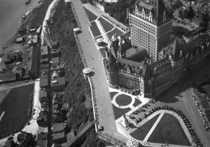 Photo aérienne de la Ville de Québec: le Cha?teau Frontenac, une partie de la Terrasse Dufferin, le funiculaire et la rue du Petit-Champlain, vers 1927