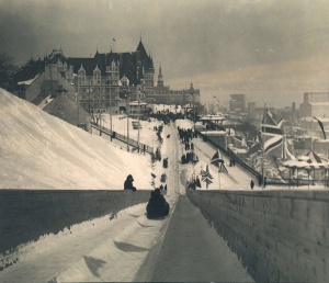 Glissade de la terrasse Dufferin: vue panoramique en plongée du haut, vers 1905