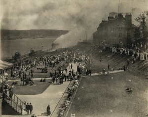 Vue en plongée prise de l'incendie du Château Frontenac en juillet 1914