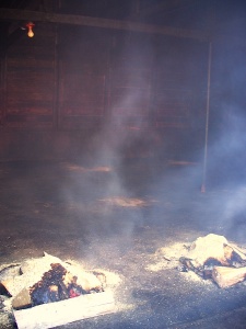 Brin de scie se consumant lentement pour la fumaison du hareng, Fumoirs d'Antan aux Îles-de-la-Madeleine, 2008