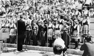 Des groupes ethniques provenant de diverses régions du Canada lors de la Fête du Canada et du Centenaire de la Confédération, 1967 (détail). BAC