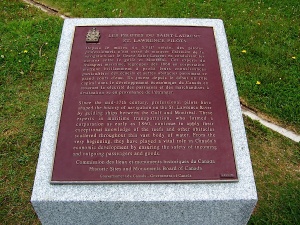 Plaque commémorative de la Commission des lieux et monuments historiques du Canada, dévoilée en 2002, rappelant l'importance des pilotes du Saint-Laurent 
